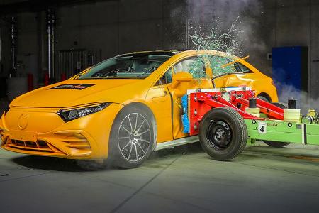 Crashtest Mercedes EQS Seitenaufprall