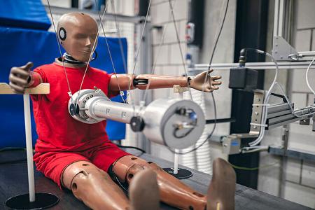 Crashtest Dummy Mercedes beim Hammer-Test auf der Brust