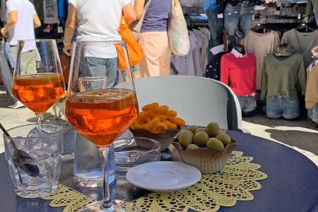 Tisch, Aperol Spritz, Knabbereien, Menschen