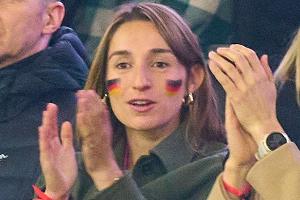 In pinkem Trikot: Lena Wurzenberger fiebert mit Julian Nagelsmann mit