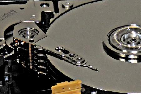 Das Klackern einer HDD ist ein Warnsignal: Sichern Sie umgehend die darauf gespeicherten Daten und ersetzen Sie das Speichermedium so rasch wie möglich.
