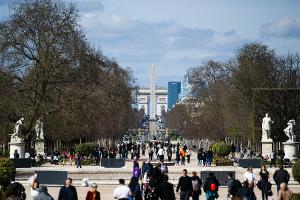 AFP: Olympisches Feuer in der Nähe des Louvre