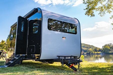 Werbefotografien des Herstellers zeigen den Lifestyle-Caravan Coast Model 1 von innen und von außen