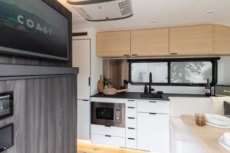 Werbefotografien des Herstellers zeigen den Lifestyle-Caravan Coast Model 1 von innen und von außen
