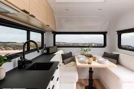 Werbefotografien des Herstellers zeigen den Lifestyle-Caravan Coast Model 1 von innen und von außen