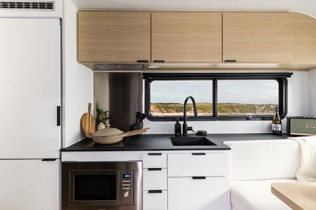 Werbefotografien des Herstellers zeigen den Lifestyle-Caravan Coast Model 1 von innen und von außen