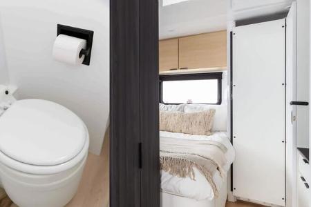 Werbefotografien des Herstellers zeigen den Lifestyle-Caravan Coast Model 1 von innen und von außen