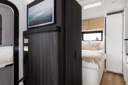 Werbefotografien des Herstellers zeigen den Lifestyle-Caravan Coast Model 1 von innen und von außen
