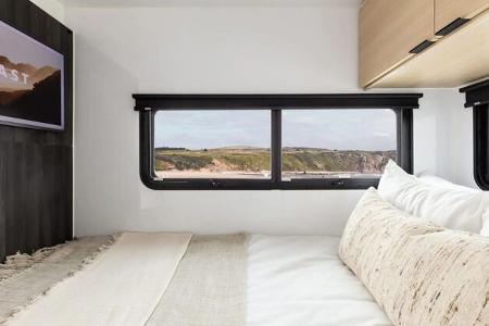 Werbefotografien des Herstellers zeigen den Lifestyle-Caravan Coast Model 1 von innen und von außen