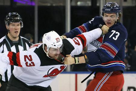 Kampfabend in der NHL: Nach zwei Sekunden fliegen die Fäuste Kampfabend in der NHL: Nach zwei Sekunden fliegen die Fäuste
