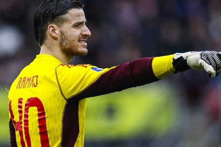 Deutscher Ajax-Torwart Ramaj erleidet Ellbogenbruch Deutscher Ajax-Torwart Ramaj erleidet Ellbogenbruch