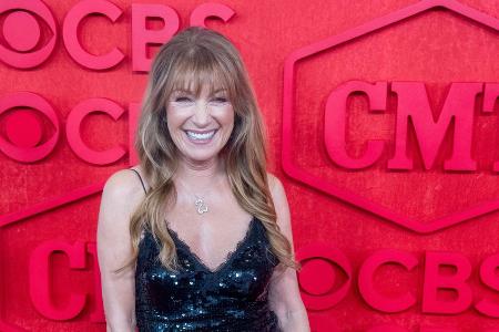 Mit 73 Jahren: Jane Seymour strahlend jung bei den CMT Music Awards Mit 73 Jahren: Jane Seymour strahlend jung bei den CMT Music Awards