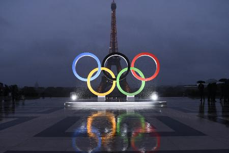 Olympische Ringe werden auf dem Eiffelturm angebracht Olympische Ringe werden auf dem Eiffelturm angebracht