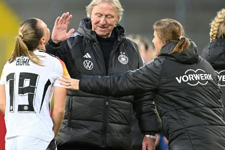 Hrubesch neckt und mahnt: DFB-Frauen müssen Hrubesch neckt und mahnt: DFB-Frauen müssen