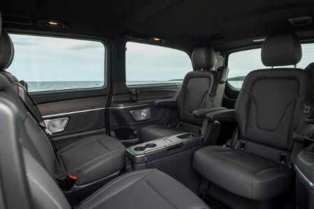 Die neue Mercedes-Benz V-Klasse – Exterieur, Ausstattung u.a. AVANTGARDE, hightechsilber metallic, MBUX Widescreen Cockpit, Komfortsitze, Leder Lugano schwarz, Zierelement Holzoptik Olive dunkelgrau // The new Mercedes-Benz V-Class – Exterior, equipme