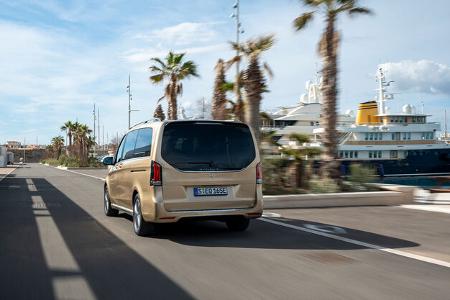 Der neue Mercedes-Benz EQV – Exterieur, Ausstattung u.a. AVANTGARDE, kalaharigold metallic, MBUX Widescreen Cockpit, Luxussitze, Leder Lugano schwarz, Zierelement Holzoptik Olive dunkelgrau // The new Mercedes-Benz EQV – Exterior, equipment among othe