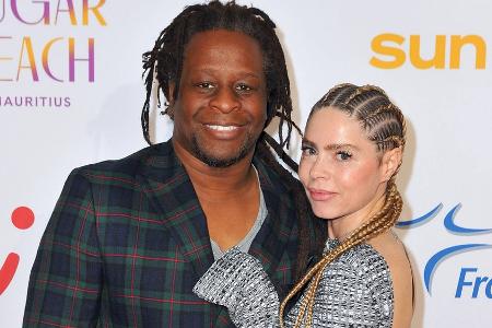 Mola Adebisi und Adelina Zilai verraten das Babygeschlecht Mola Adebisi und Adelina Zilai verraten das Babygeschlecht