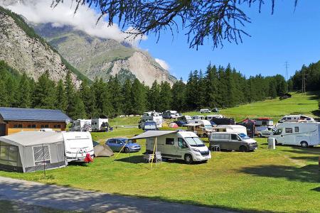 Campingvans, Zelt, HŠuschen, NadelbŠume, Berge, Himmel