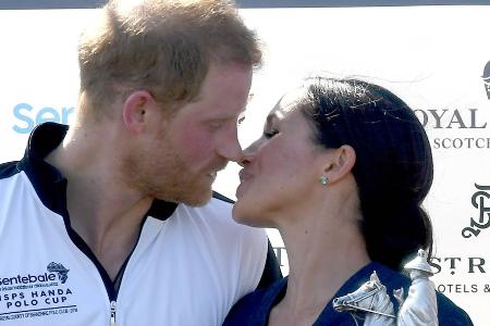 Sie haben es wieder getan: Meghan und Harry küssen sich nach Polo-Sieg Sie haben es wieder getan: Meghan und Harry küssen sich nach Polo-Sieg