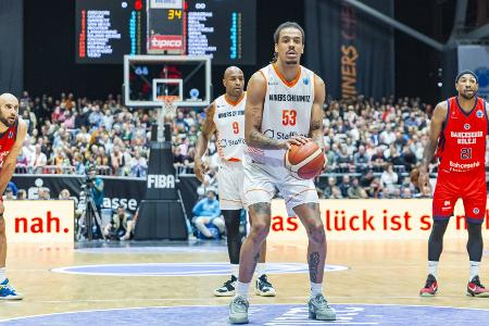 Chemnitz mit Hand am Pokal: Chemnitz mit Hand am Pokal: