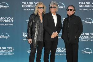Jon Bon Jovi strahlt mit seiner Band bei Doku-Premiere in London