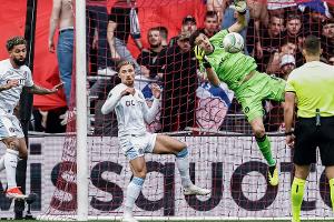 WM-Held Martinez pariert im Elfmeterschießen für Aston Villa