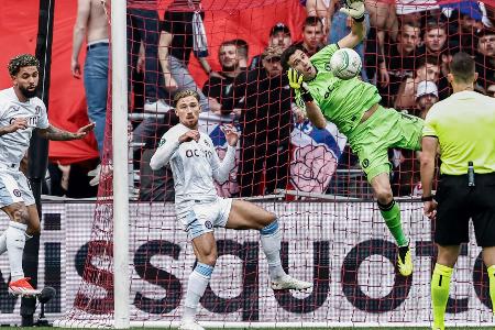WM-Held Martinez pariert im Elfmeterschießen für Aston Villa WM-Held Martinez pariert im Elfmeterschießen für Aston Villa