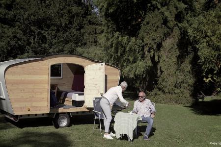 Innen- bzw. Außenansicht des Free Chilli Wohnwagens aus Holz. Innen- bzw. Außenansicht des Free Chilli Wohnwagens aus Holz.