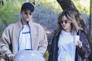 Robert Pattinson und Suki Waterhouse genießen Spaziergang mit Baby