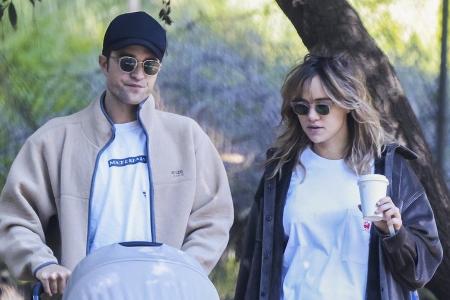 Robert Pattinson und Suki Waterhouse genießen Spaziergang mit Baby Robert Pattinson und Suki Waterhouse genießen Spaziergang mit Baby
