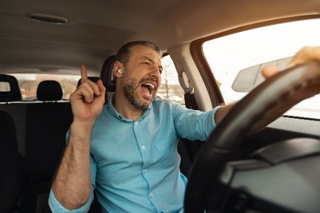 Diese Regeln gelten beim Musikhören im Auto Diese Regeln gelten beim Musikhören im Auto