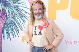 Chris Pine besucht mit Shorts und Zottelbart Premiere seines Films