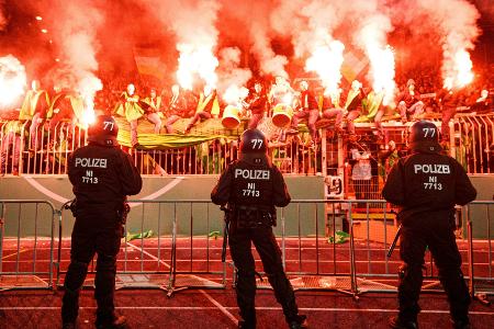 Nach Krawalle im Derby: Heftige Geldstrafe für Braunschweig Nach Krawalle im Derby: Heftige Geldstrafe für Braunschweig