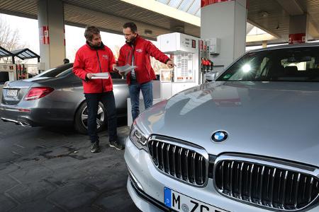 BMW 520d, Mercedes E 220 d, Tankstelle