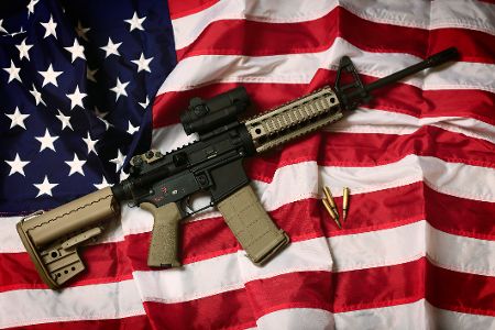 Sturmgewehr auf USA-Flagge