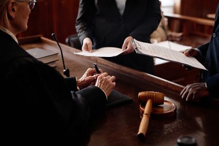 Richterin mit Anwälten im Gericht