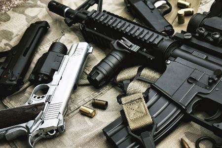 Haufen mit verschiedenen Waffen und Munition