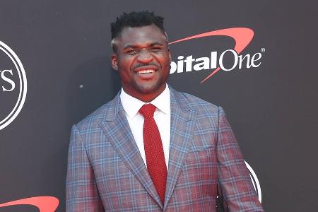 MMA-Star Francis Ngannou trauert um seinen kleinen Sohn MMA-Star Francis Ngannou trauert um seinen kleinen Sohn