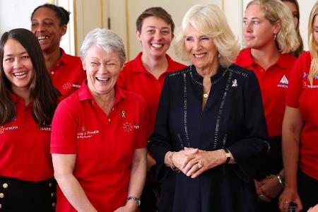 Vor Charles' Rückkehr: Königin Camilla empfängt weibliche Jacht-Crew Vor Charles' Rückkehr: Königin Camilla empfängt weibliche Jacht-Crew