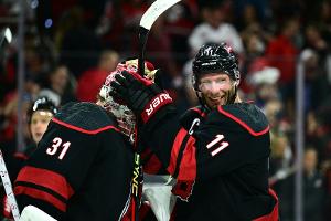 NHL: Carolina und Colorado ziehen ins Viertelfinale ein
