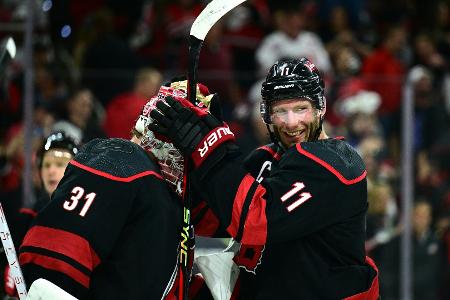 NHL: Carolina und Colorado ziehen ins Viertelfinale ein NHL: Carolina und Colorado ziehen ins Viertelfinale ein