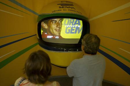 Senna-Stimme per KI: Neue Ausstellung über Formel-1-Legende Senna-Stimme per KI: Neue Ausstellung über Formel-1-Legende