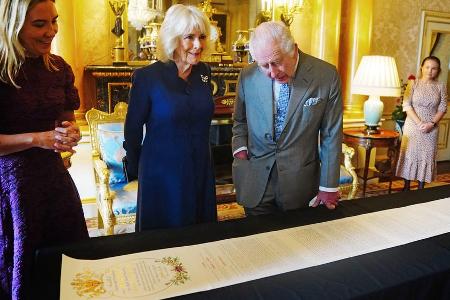 Ein Jahr nach Krönung: Charles und Camilla erhalten Coronation Roll Ein Jahr nach Krönung: Charles und Camilla erhalten Coronation Roll