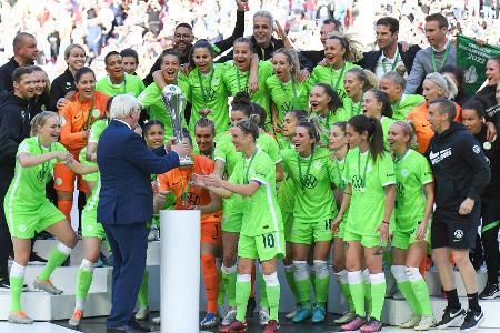 Steinmeier überreicht DFB-Pokal der Frauen Steinmeier überreicht DFB-Pokal der Frauen