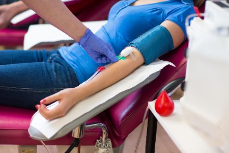 Frau spendet Blut