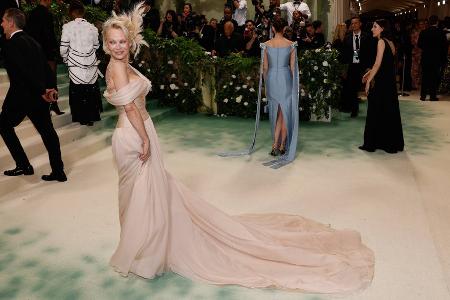 Pamela Anderson: Für ihre Met-Gala-Premiere trägt sie wieder Make-up Pamela Anderson: Für ihre Met-Gala-Premiere trägt sie wieder Make-up