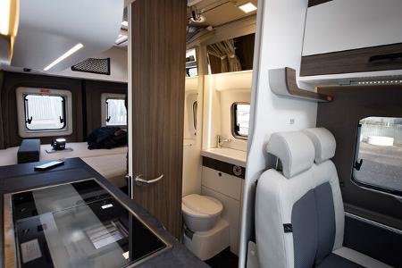Bad-Konzepte der Vergleichs-Campingbusse Dreamer und Vantourer