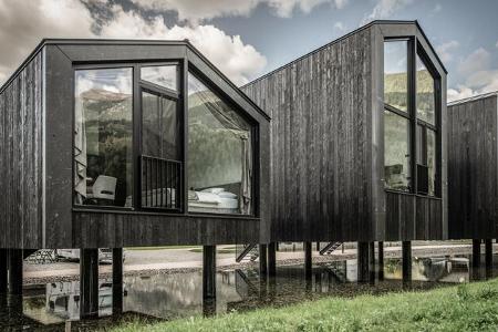 Sangold Camping in Südtirol. Bilder des Campingplatzes und des zentralen Gebäudes.