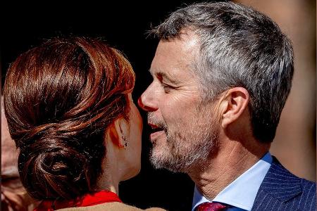 Süße Geste: Mary von Dänemark bekommt Wangenkuss von König Frederik Süße Geste: Mary von Dänemark bekommt Wangenkuss von König Frederik