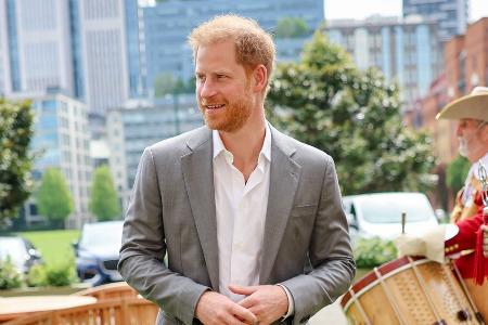 Trotz Charles' Absage: Prinz Harry zeigt sich gut gelaunt in London Trotz Charles' Absage: Prinz Harry zeigt sich gut gelaunt in London